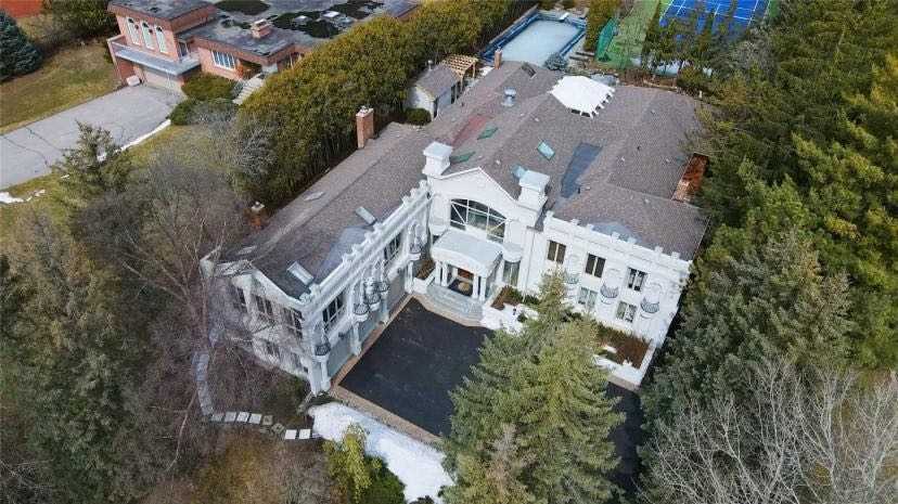 305 Woodland Acres Cres