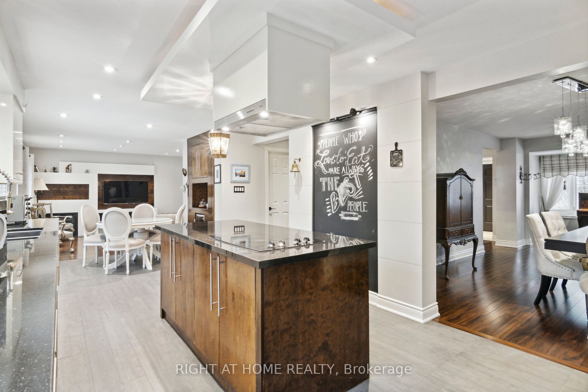 217 Centre St W