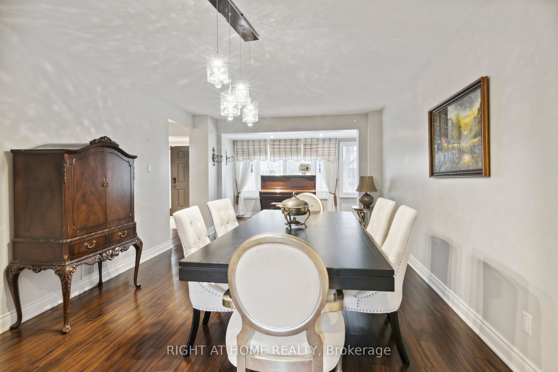 217 Centre St W