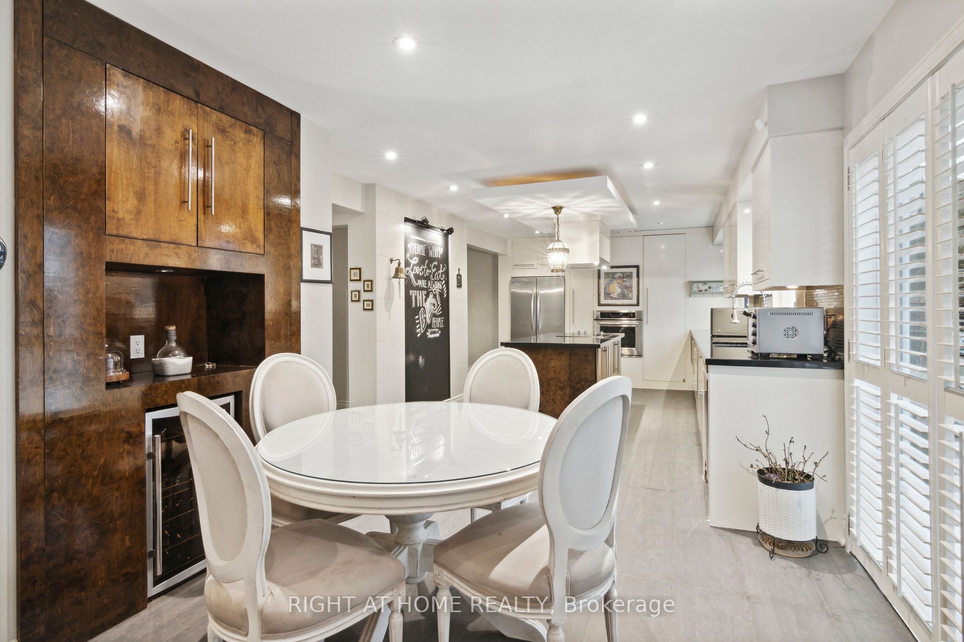 217 Centre St W