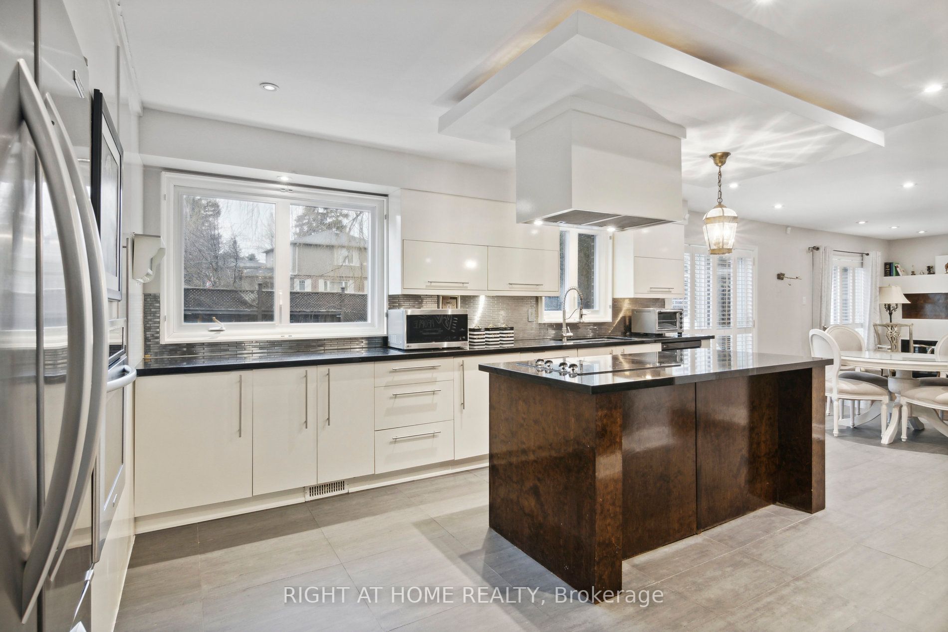 217 Centre St W