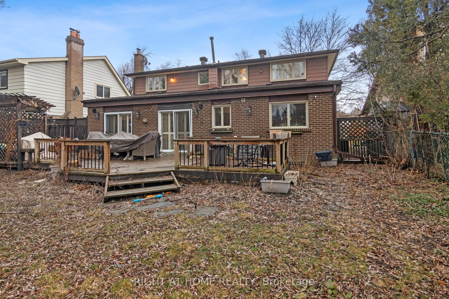 217 Centre St W