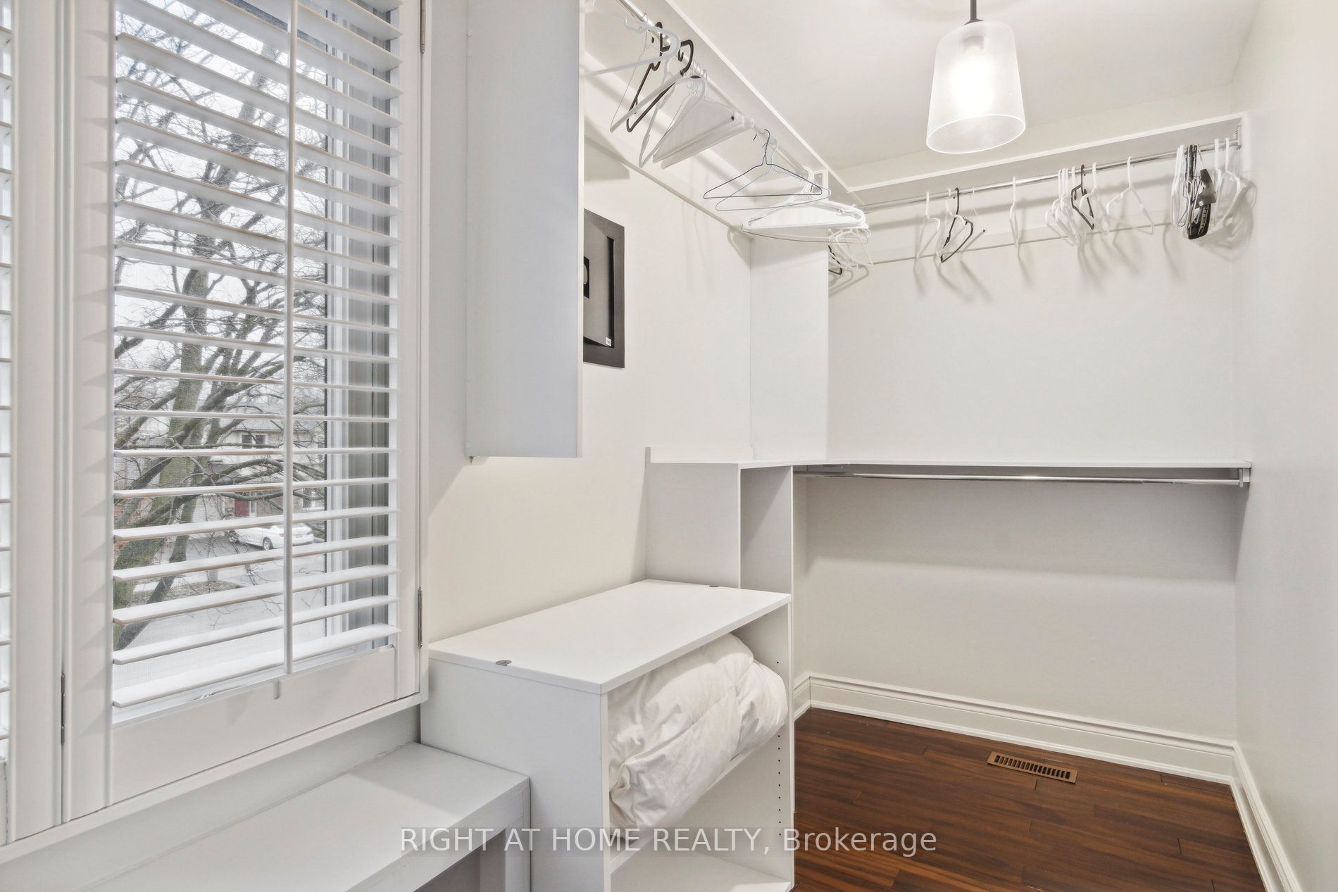 217 Centre St W