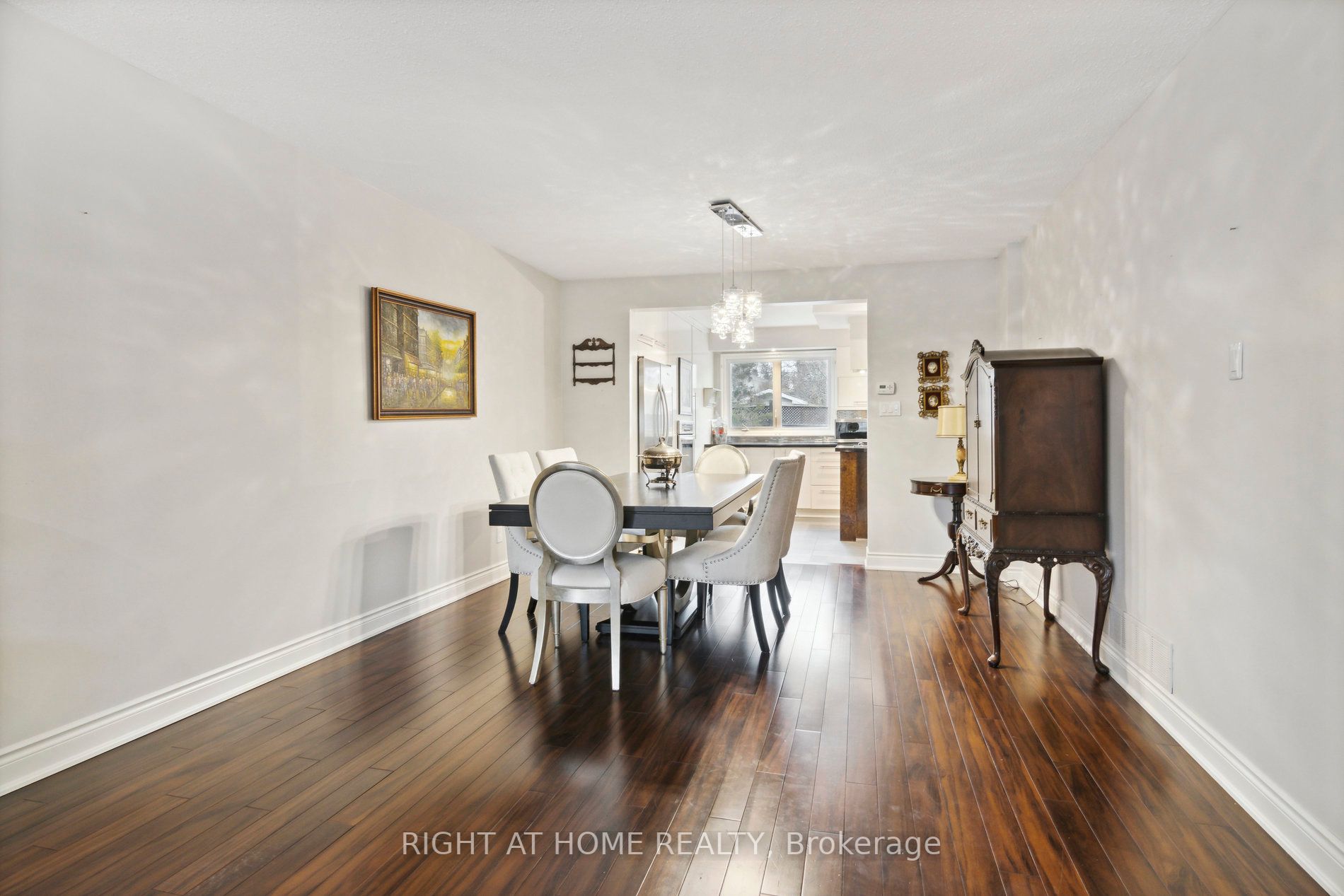 217 Centre St W