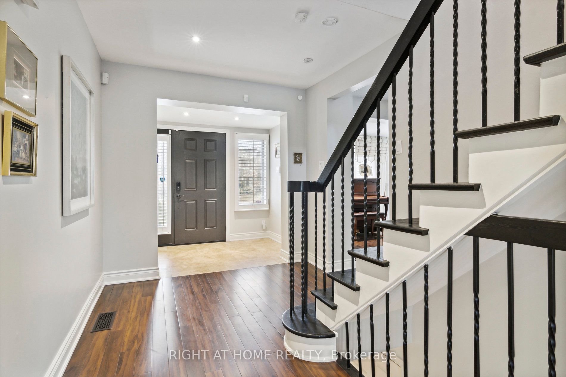 217 Centre St W