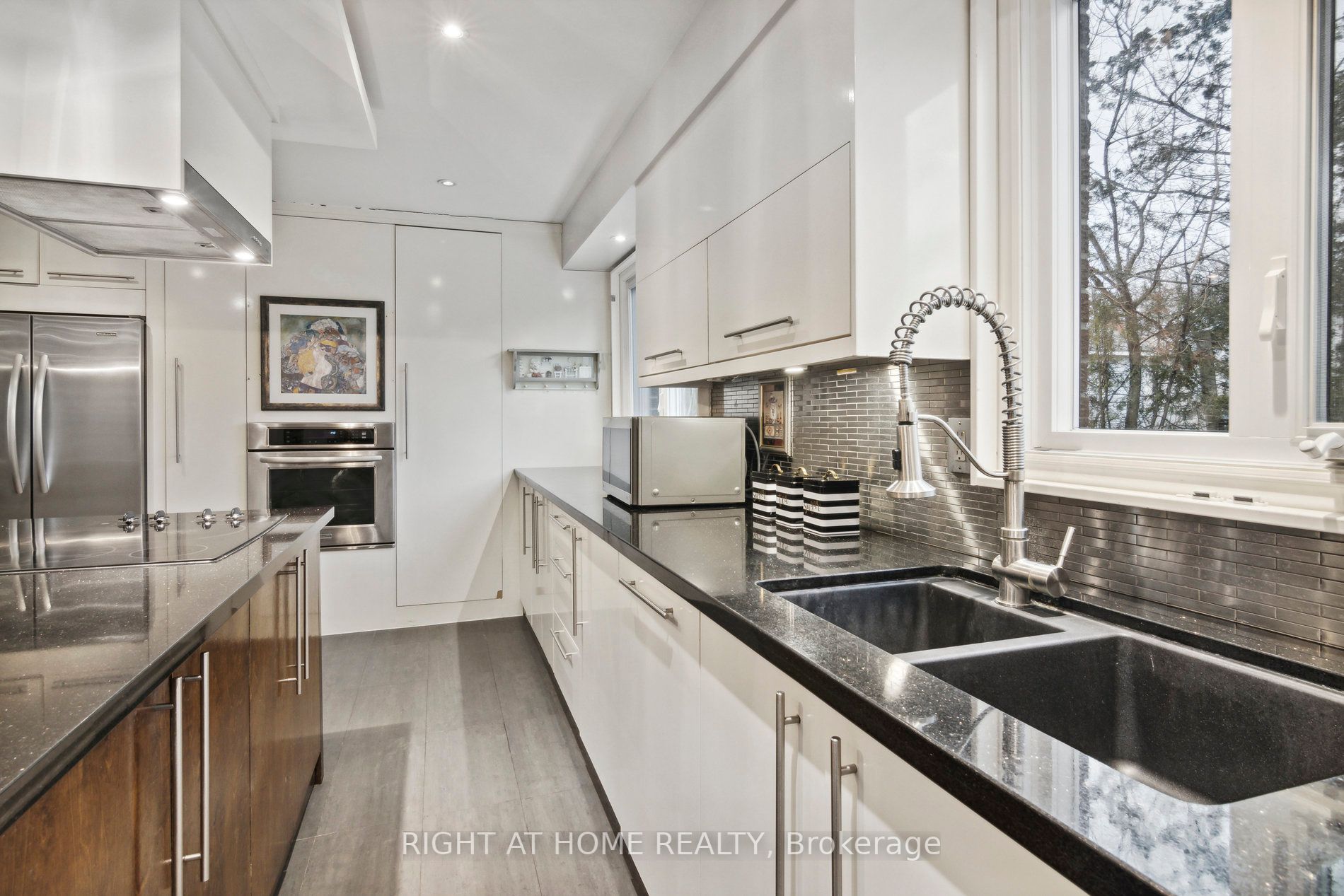 217 Centre St W