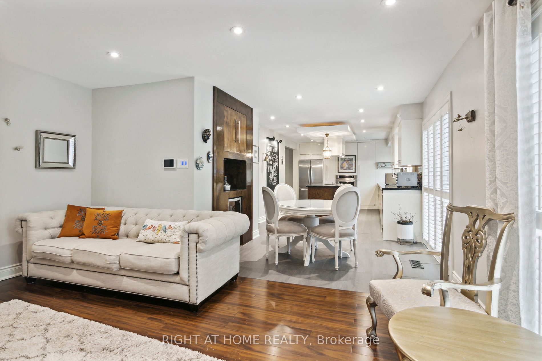 217 Centre St W