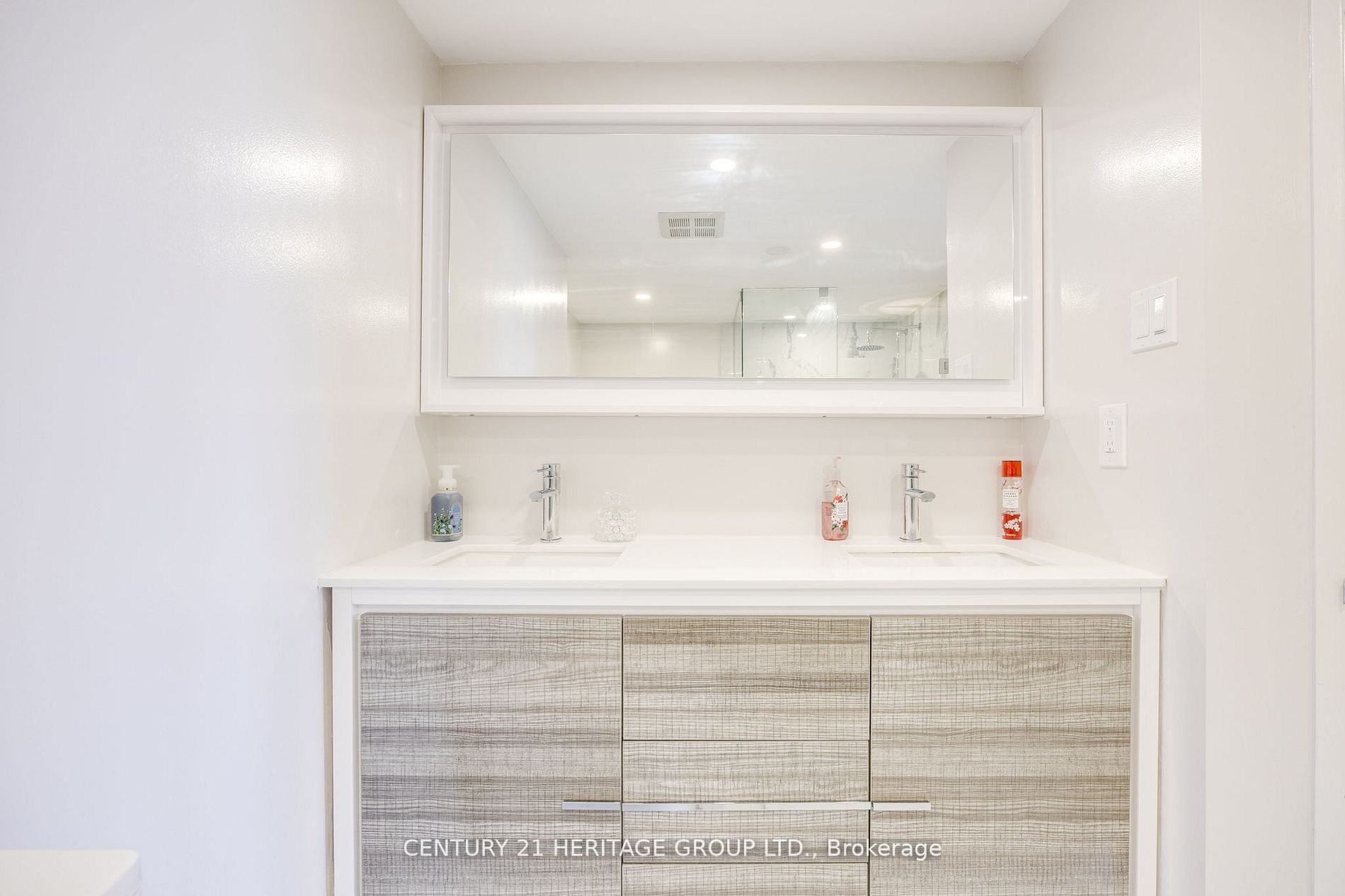 7 Townsgate Dr, #707