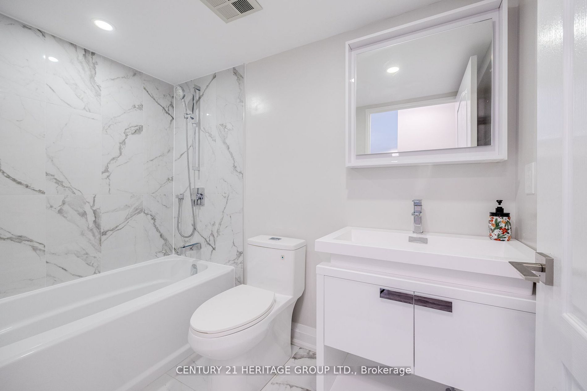7 Townsgate Dr, #707