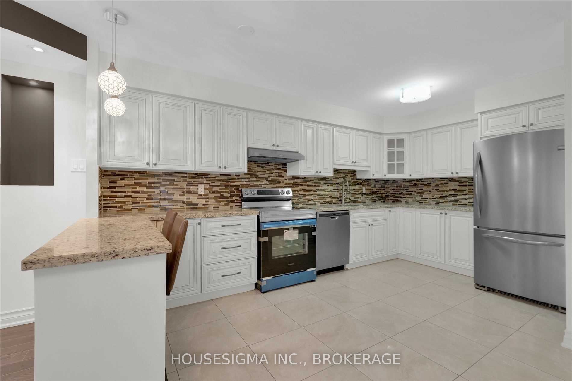 8111 Yonge St, #1501