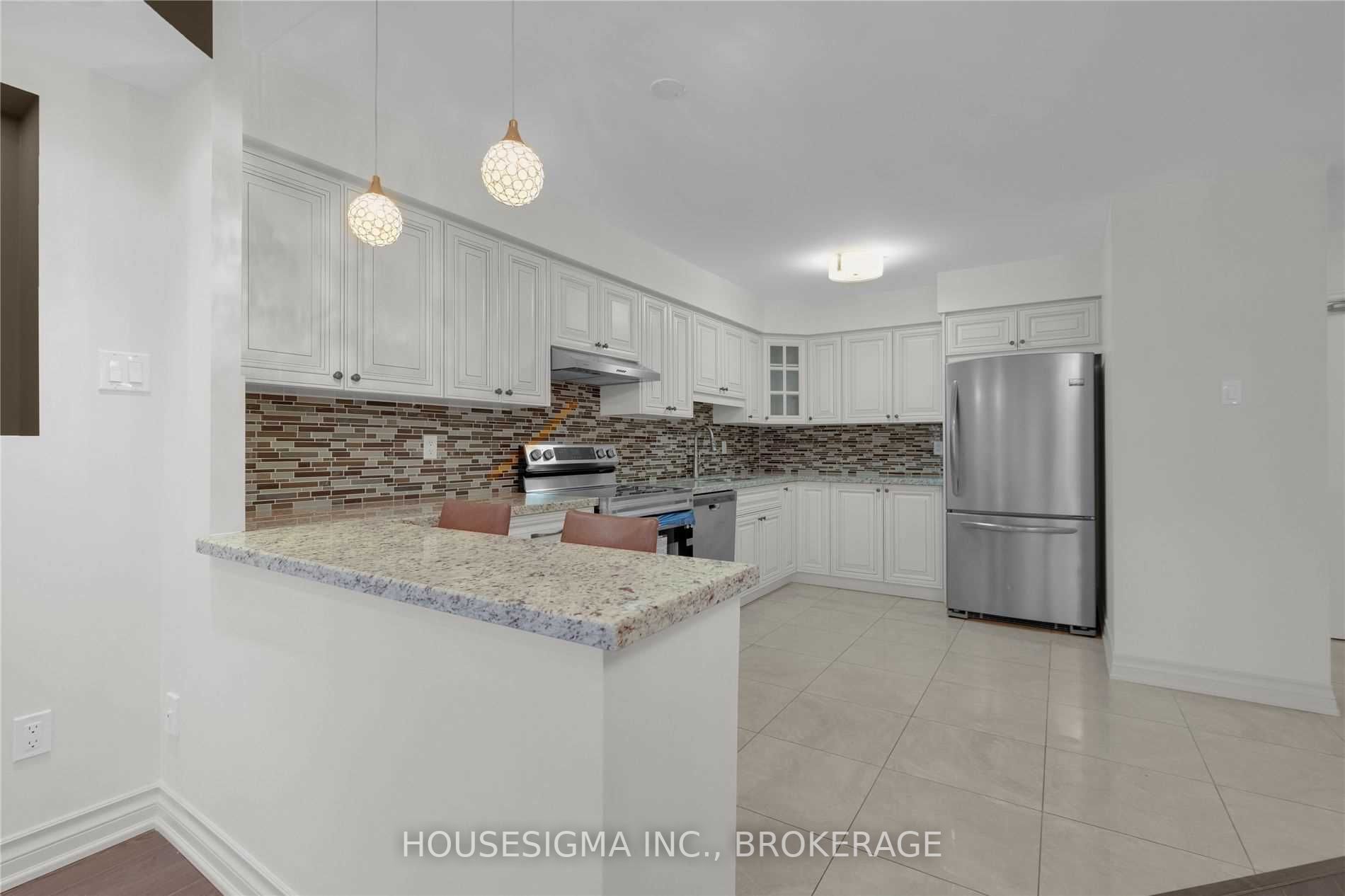 8111 Yonge St, #1501