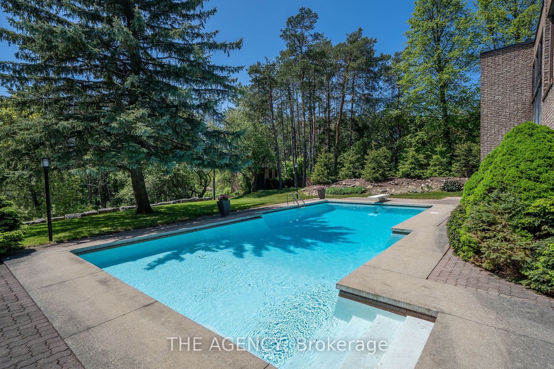 44 Watch Hill Rd E