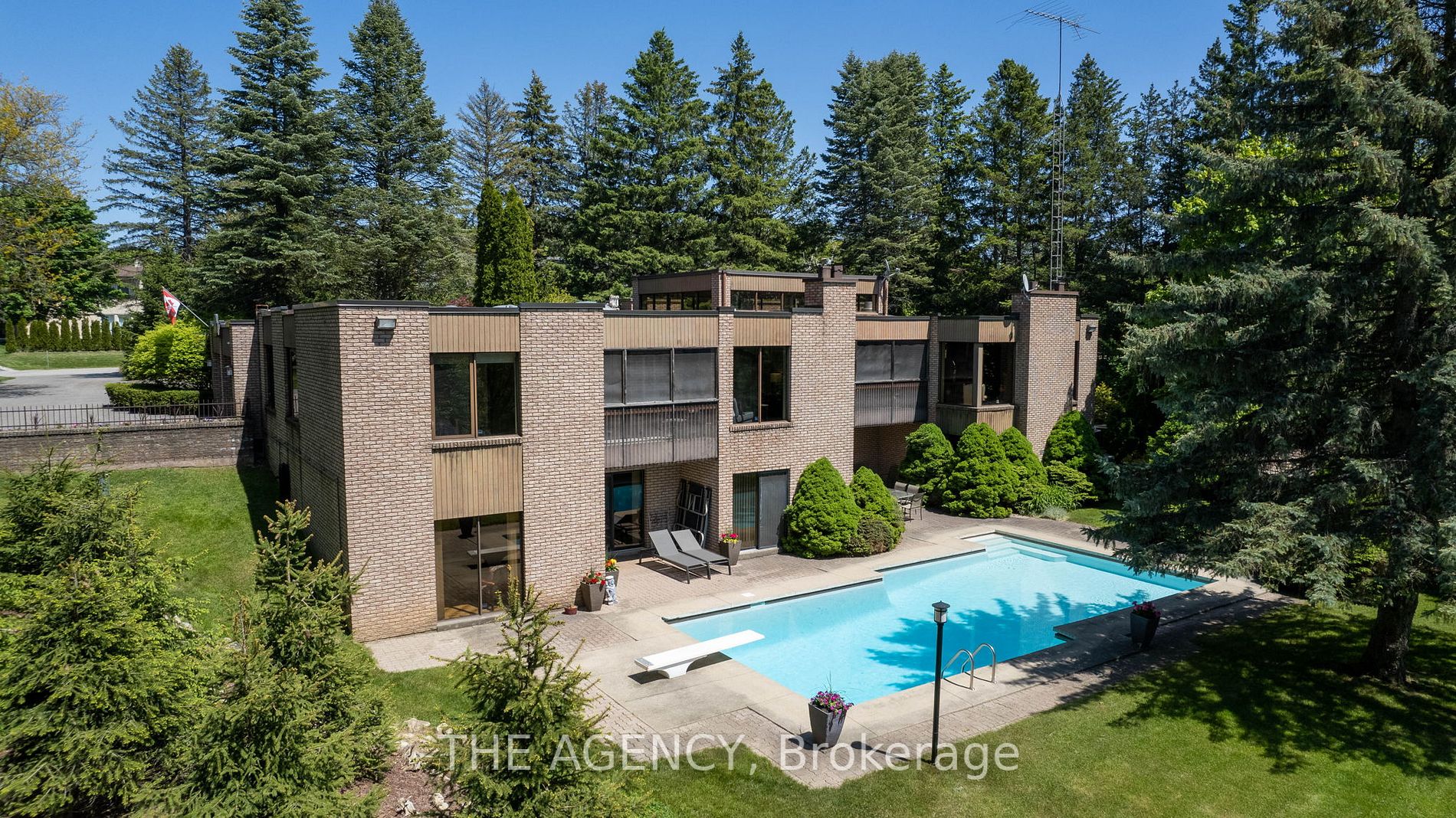 44 Watch Hill Rd E