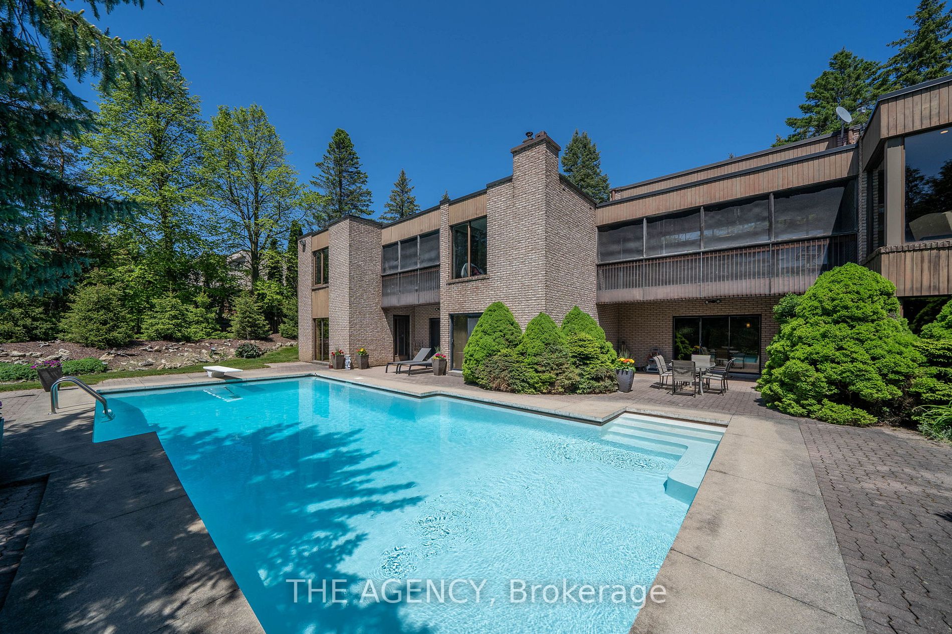 44 Watch Hill Rd E