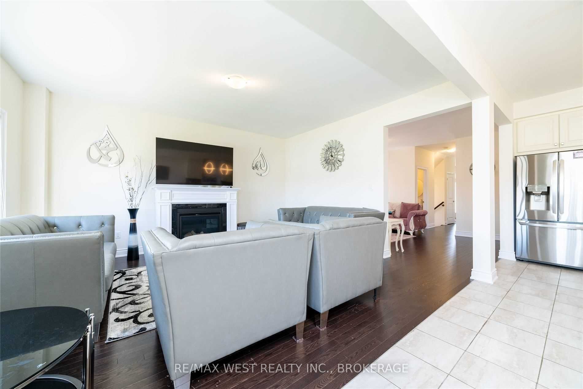 31 Lorne Thomas Pl