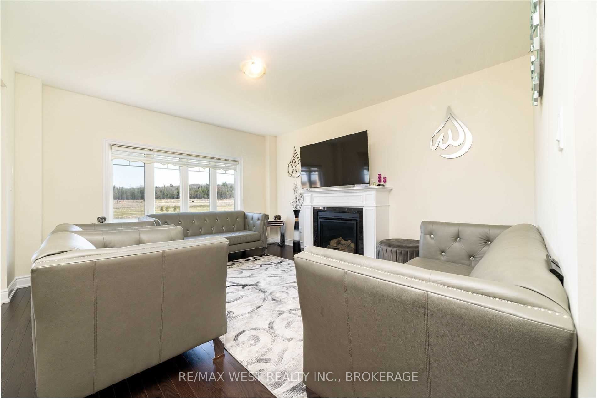 31 Lorne Thomas Pl