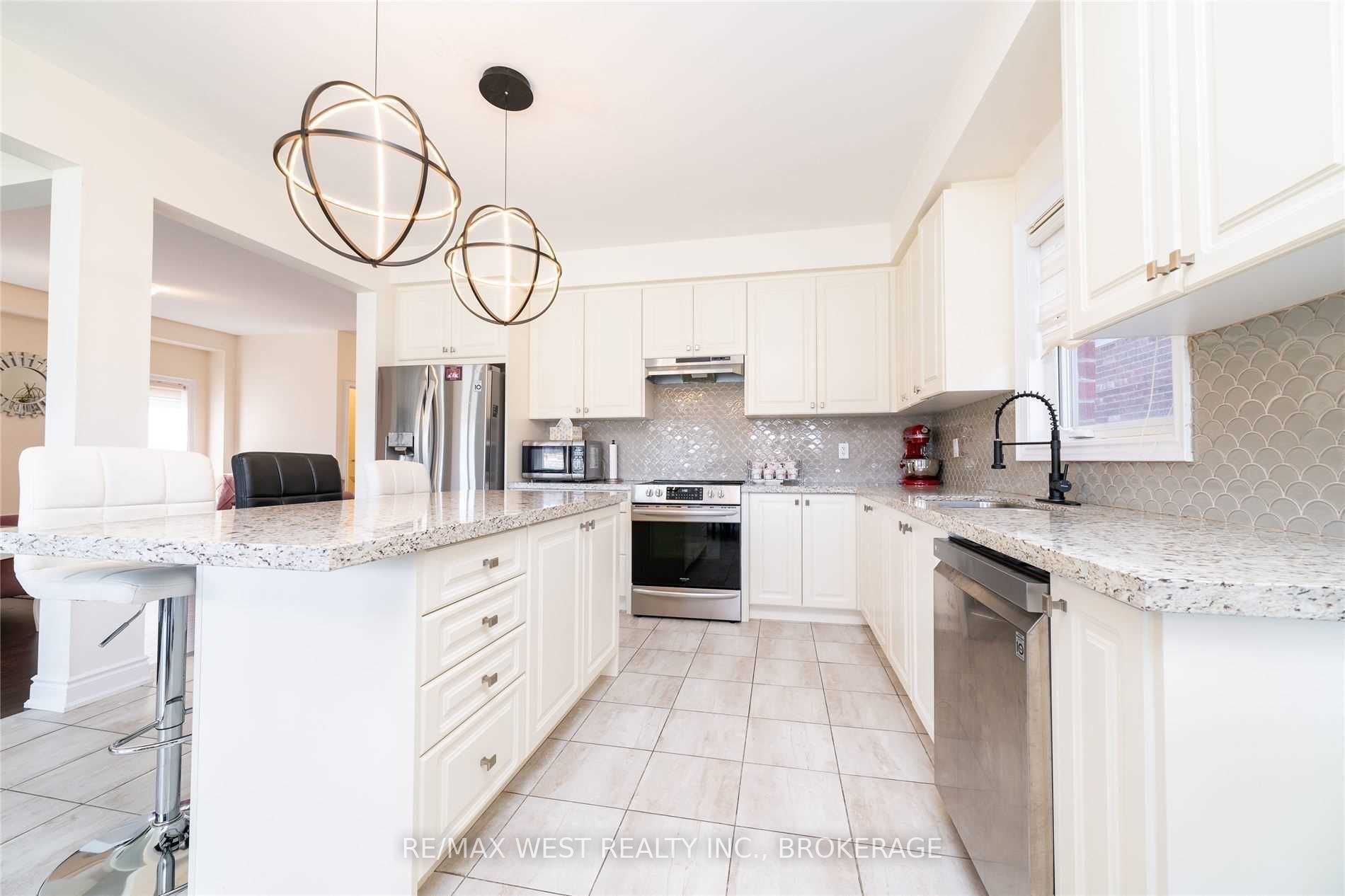 31 Lorne Thomas Pl
