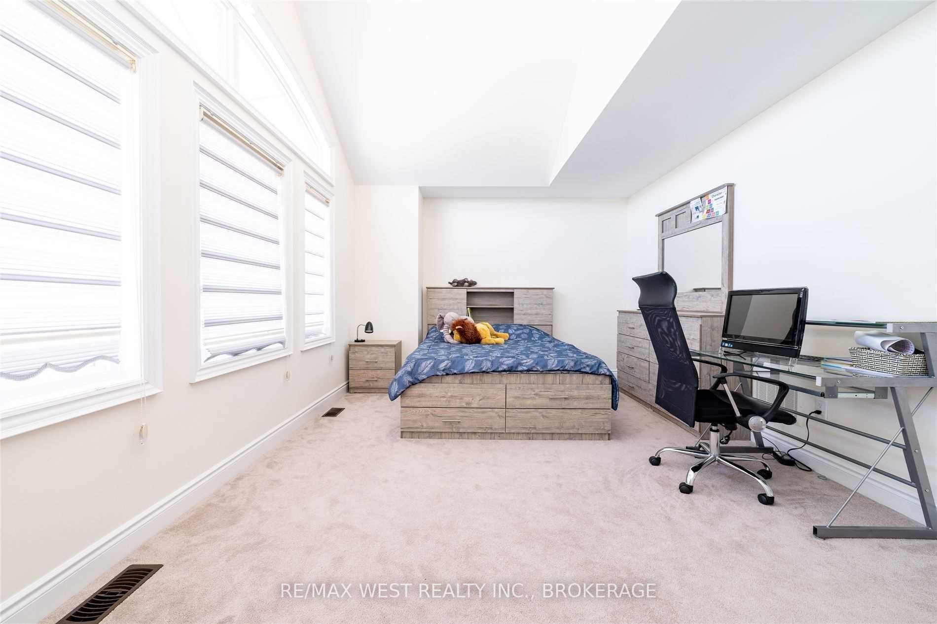 31 Lorne Thomas Pl