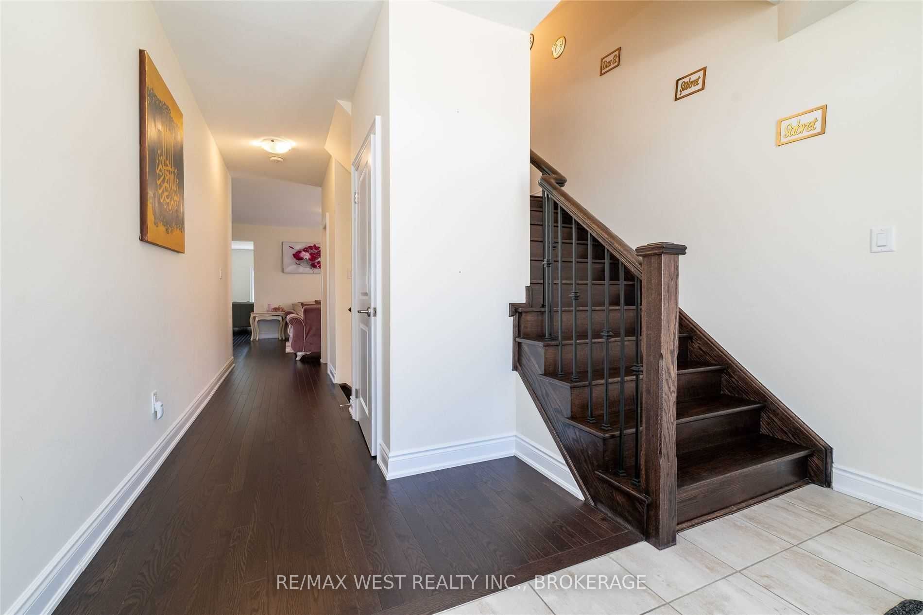 31 Lorne Thomas Pl
