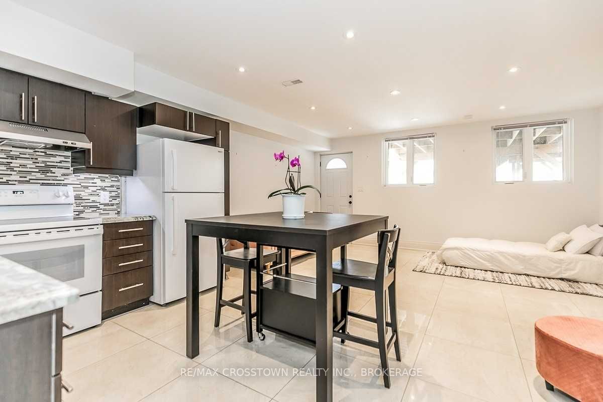 22 Fergus Ave