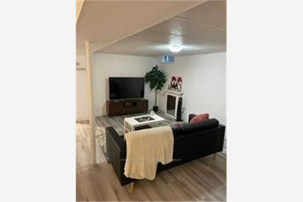 1057 Leslie Valley Dr, Newmarket