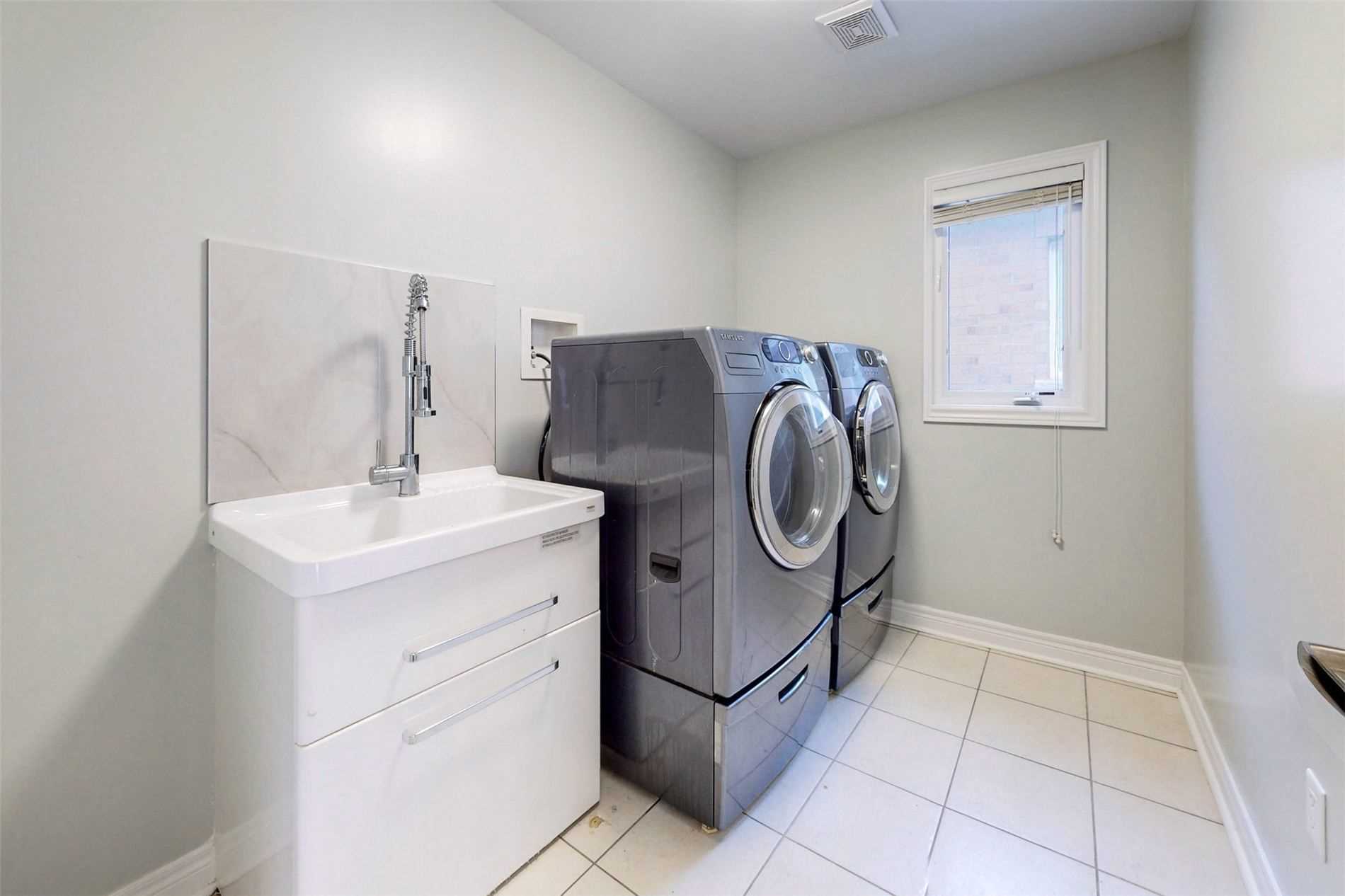 90 Maplebank Cres
