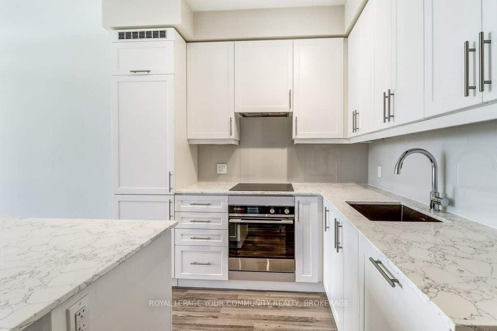 9085 Jane St, #220