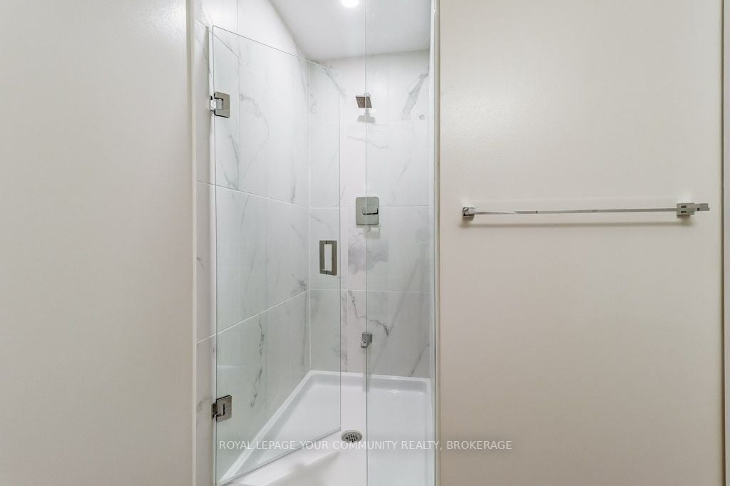 9085 Jane St, #220