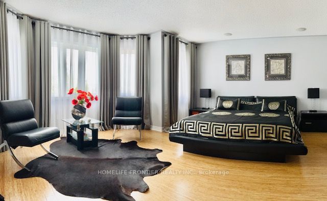 30 Bond Cres