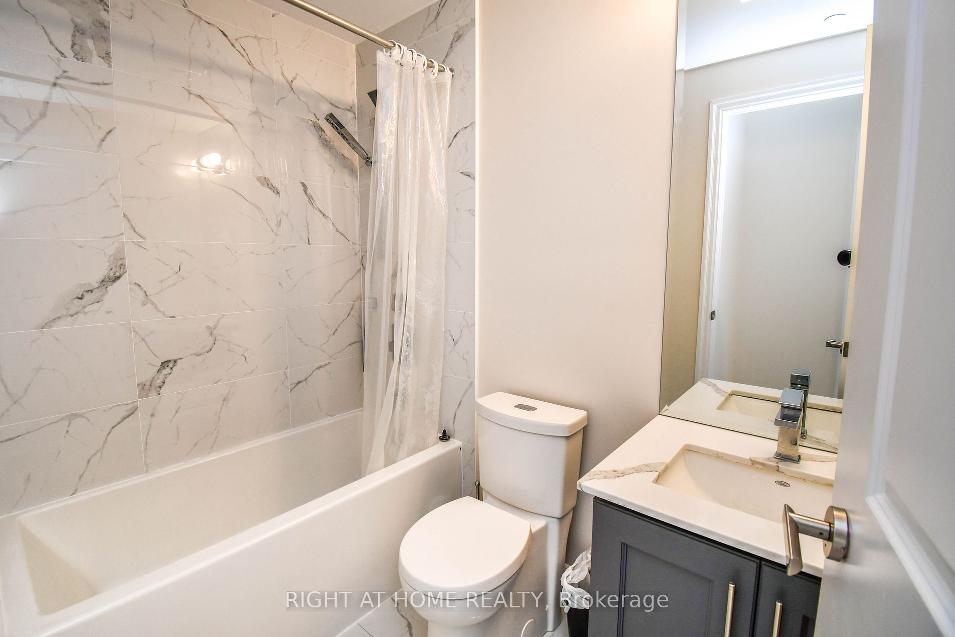 9085 Jane St, #811