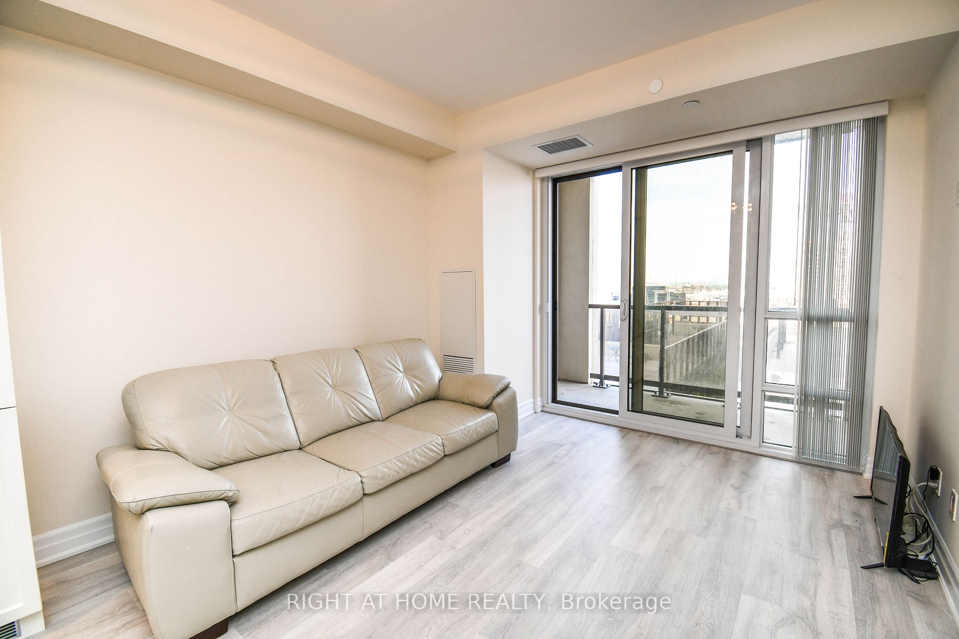 9085 Jane St, #811
