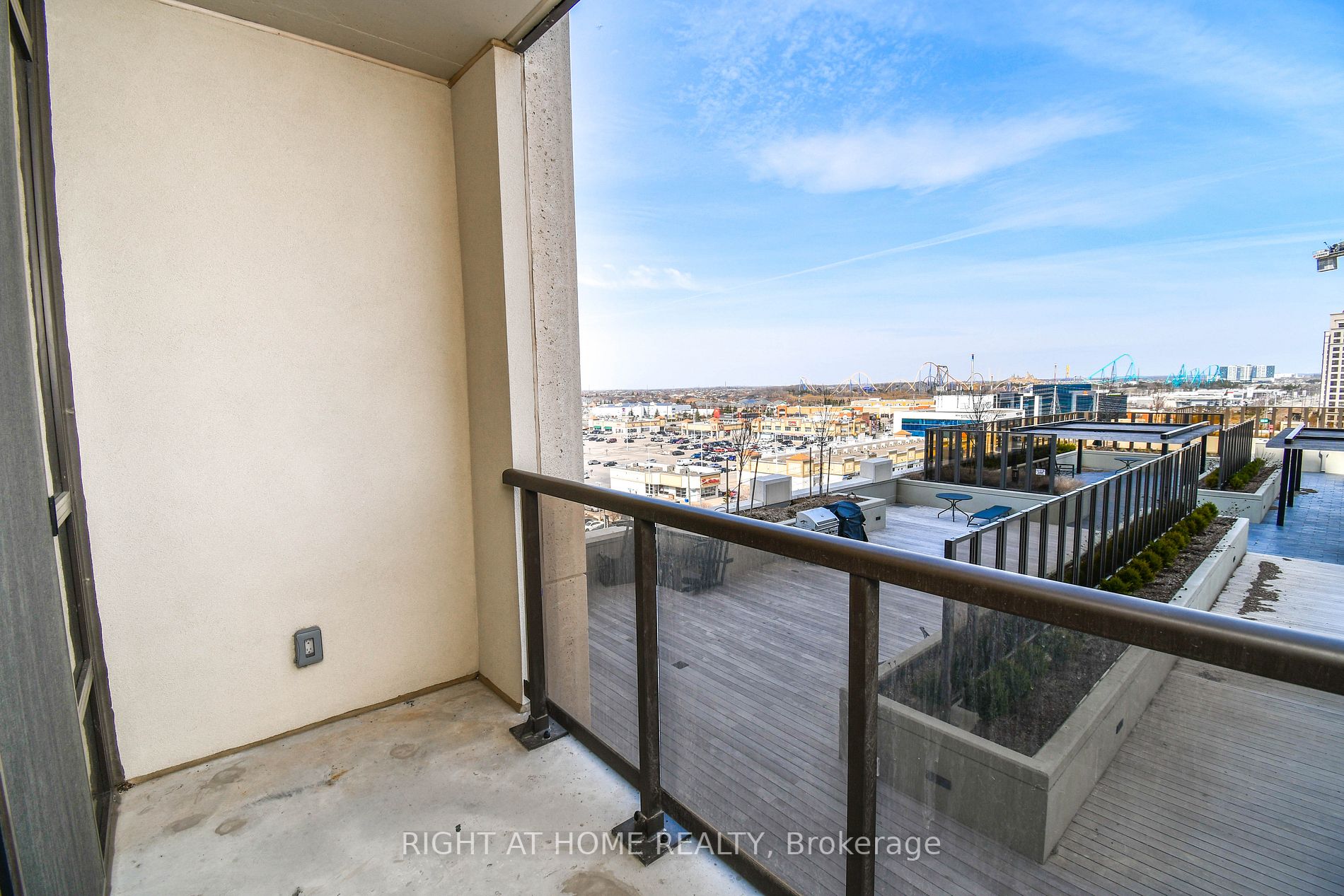 9085 Jane St, #811