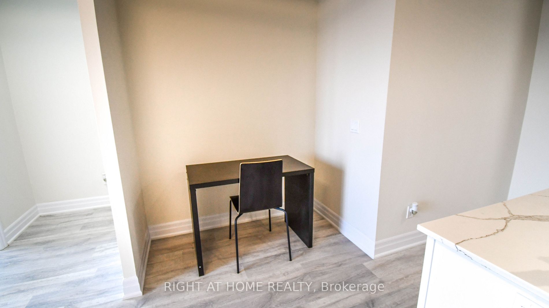 9085 Jane St, #811