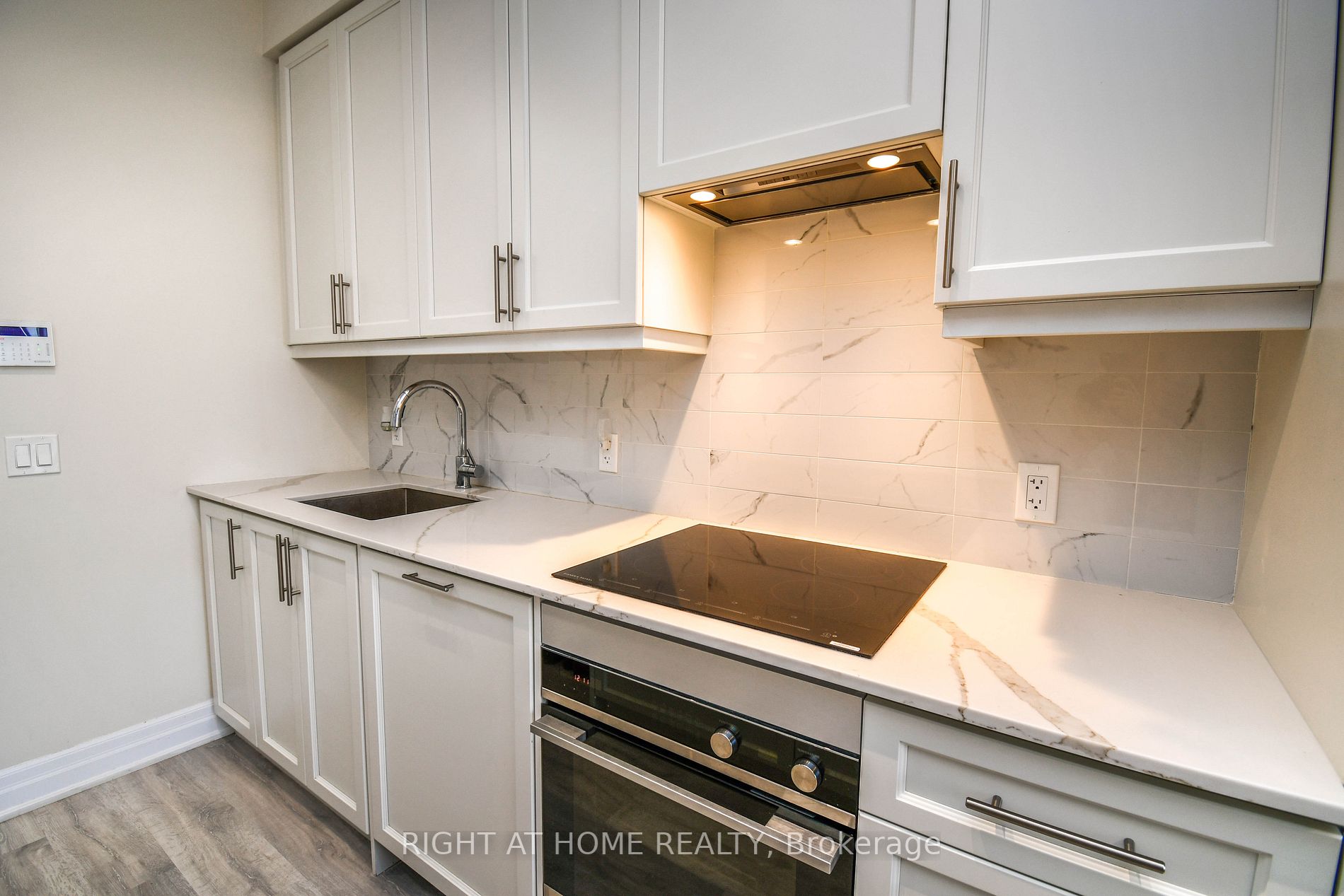 9085 Jane St, #811