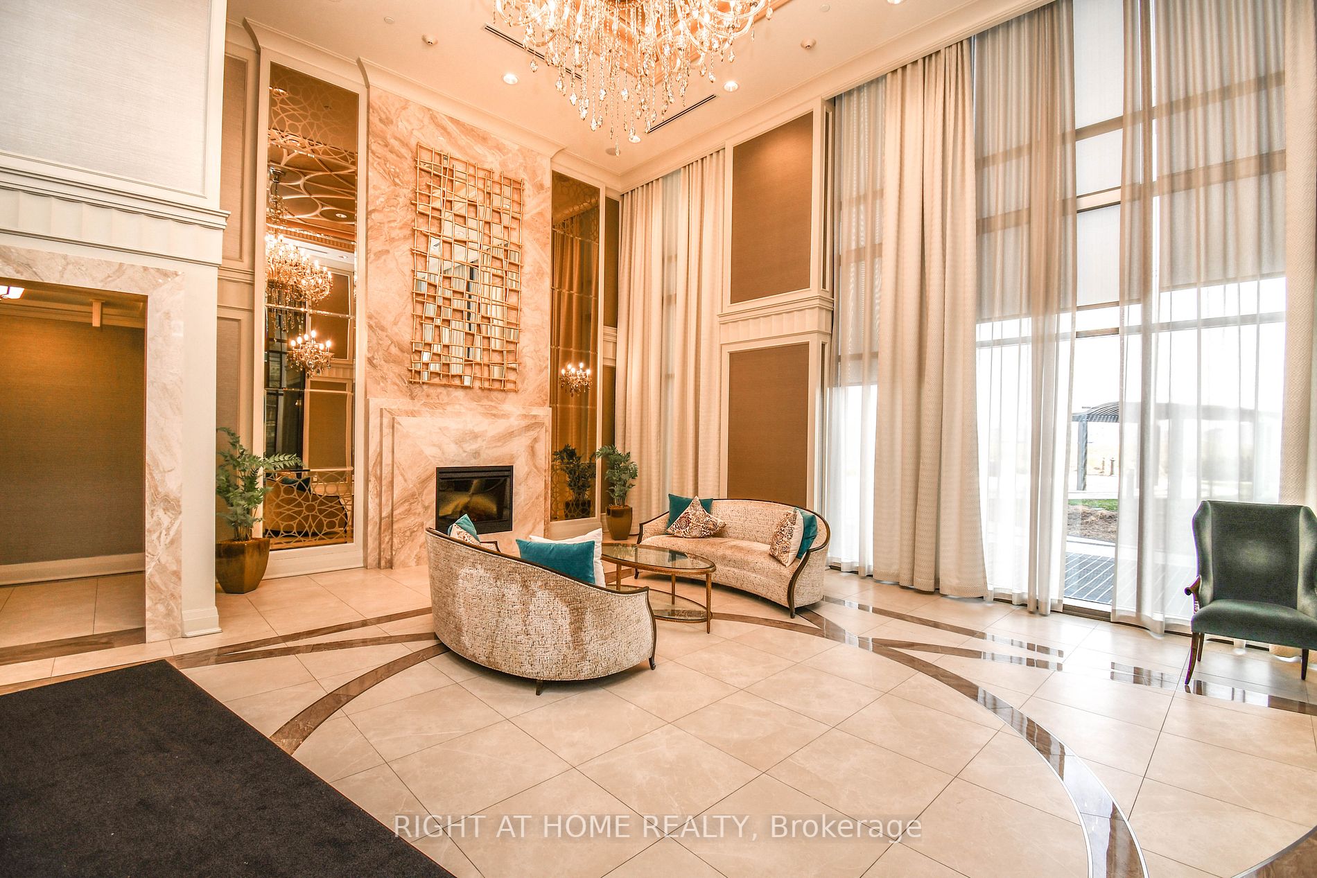 9085 Jane St, #811