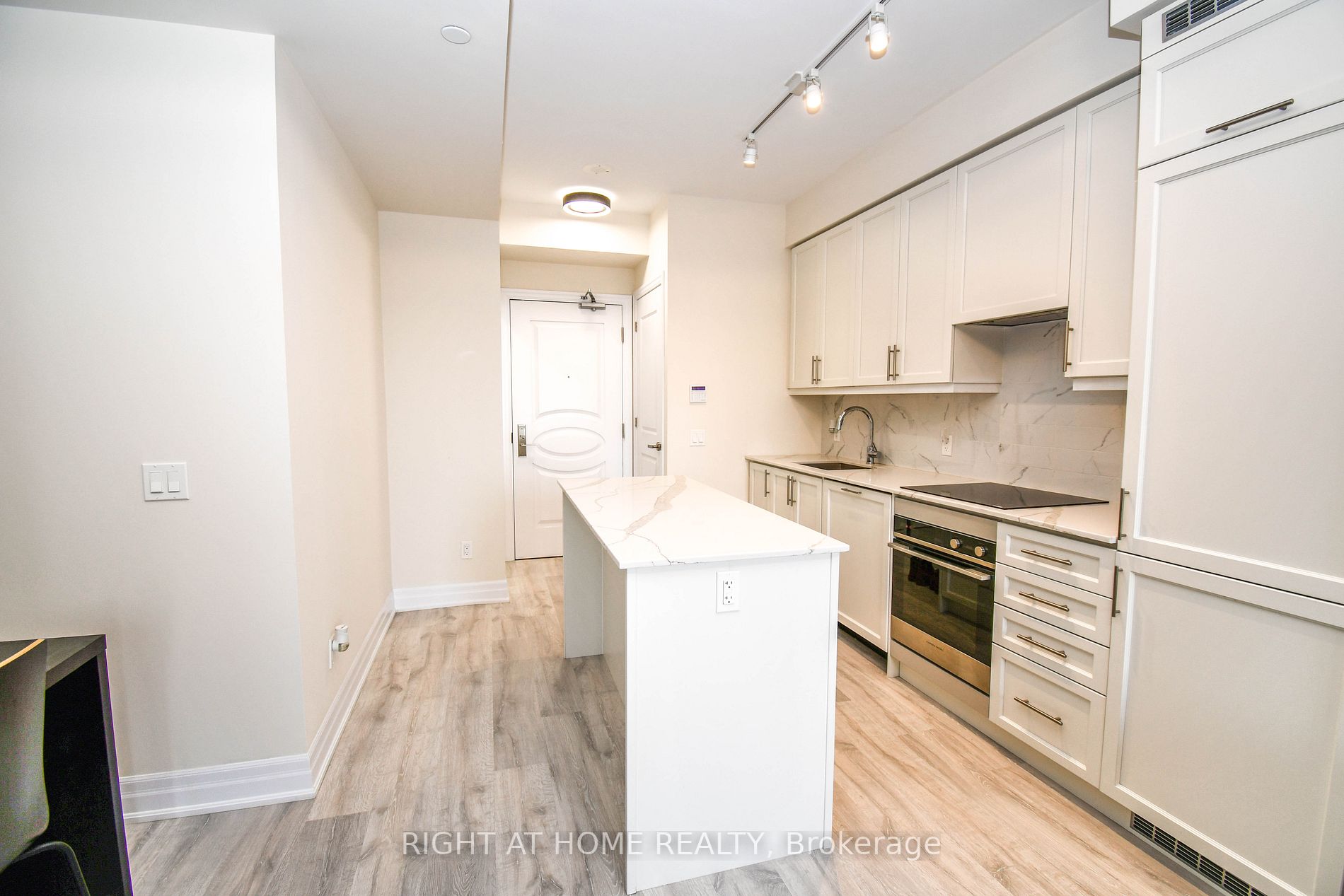 9085 Jane St, #811