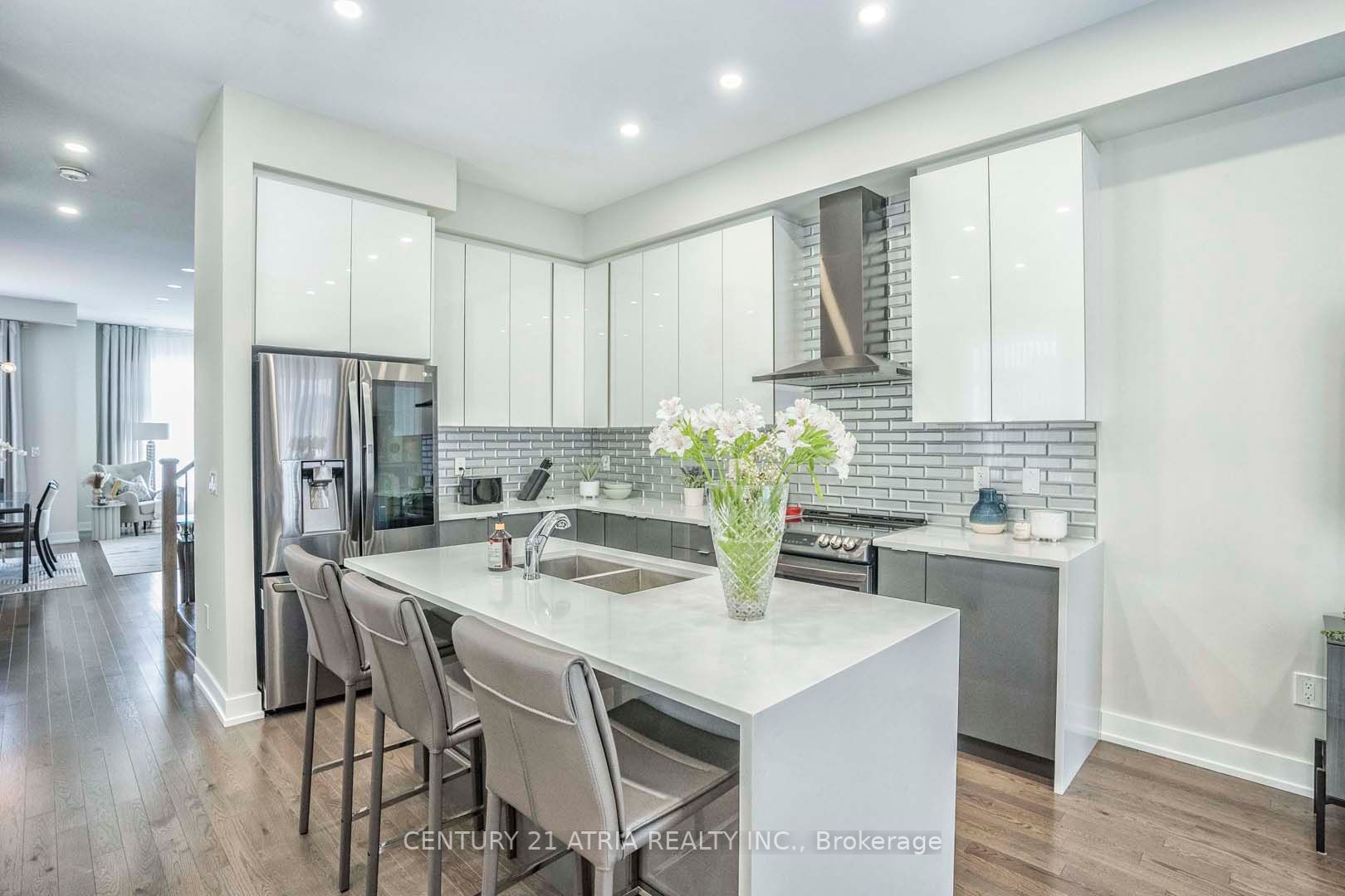 54 Laskin Dr
