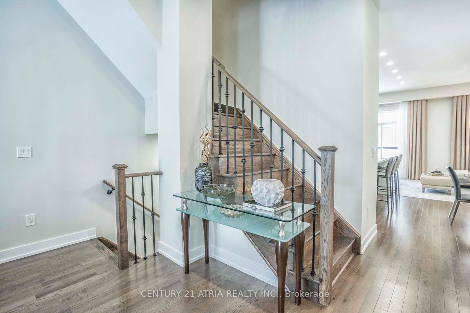 54 Laskin Dr