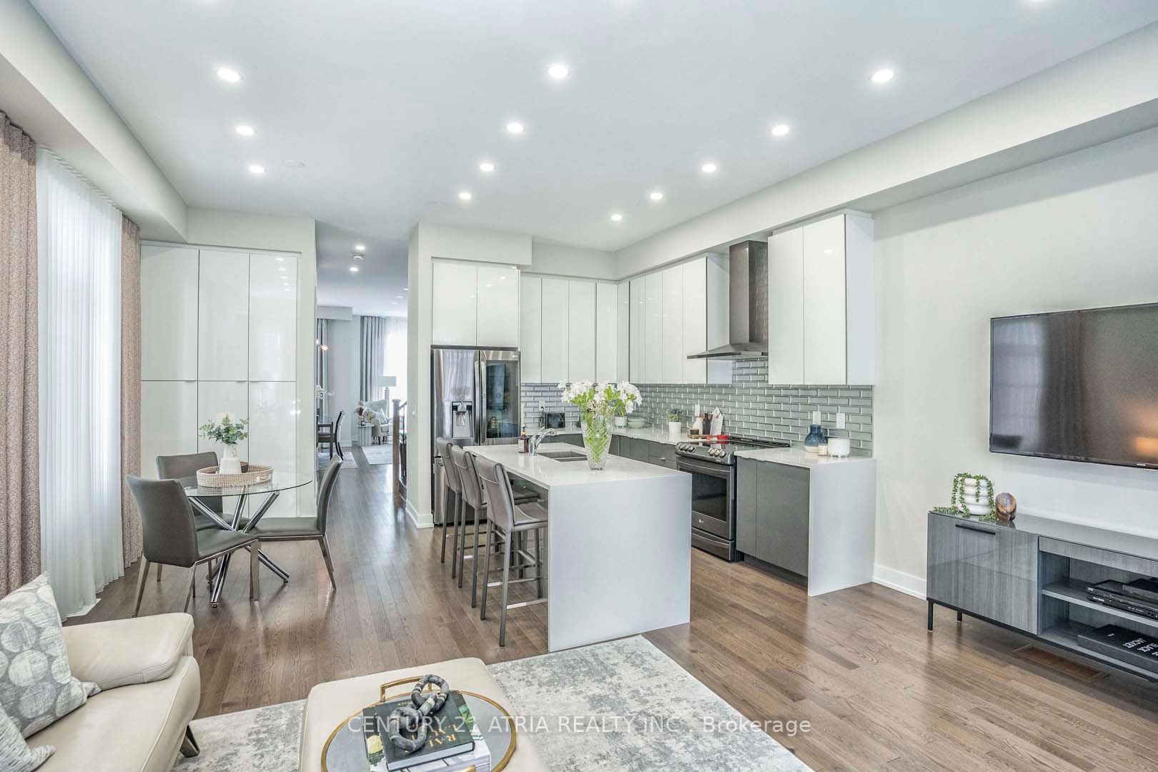 54 Laskin Dr