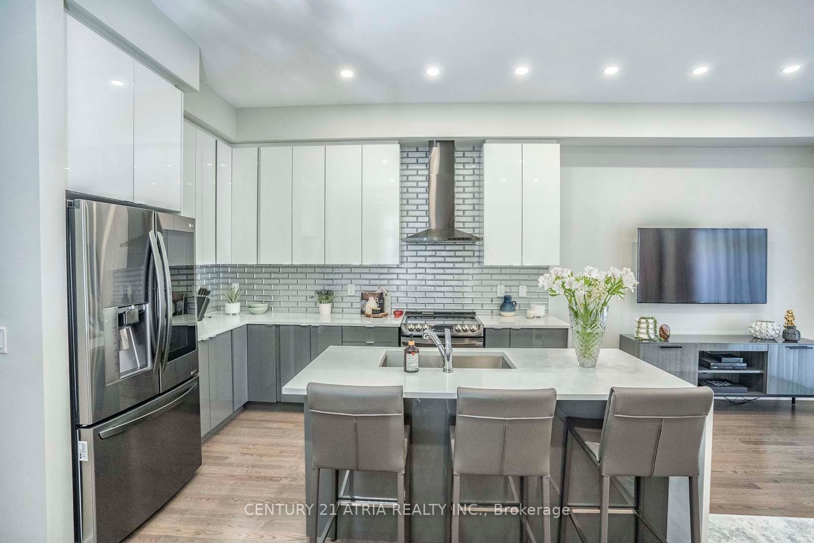 54 Laskin Dr