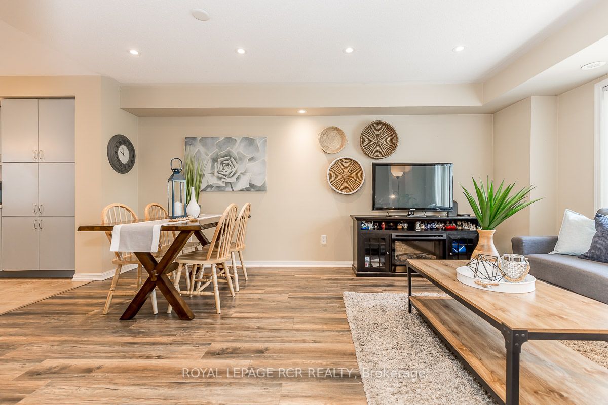 21 Walter Dove Crt, #21