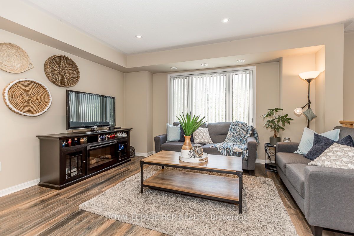 21 Walter Dove Crt, #21