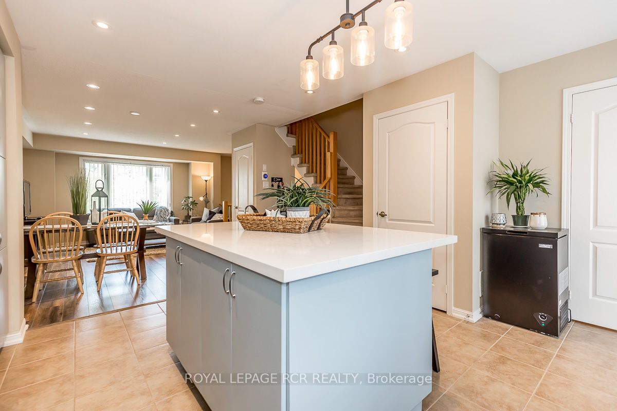 21 Walter Dove Crt, #21