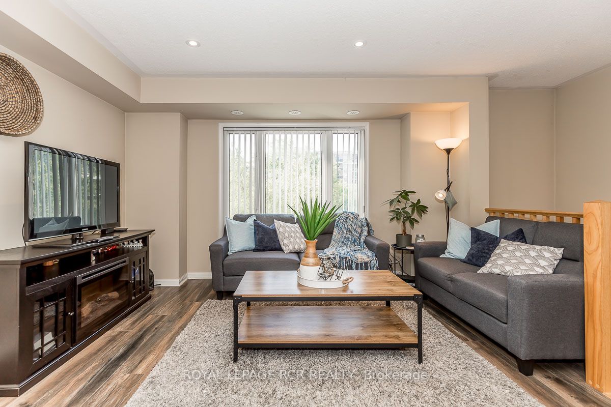 21 Walter Dove Crt, #21