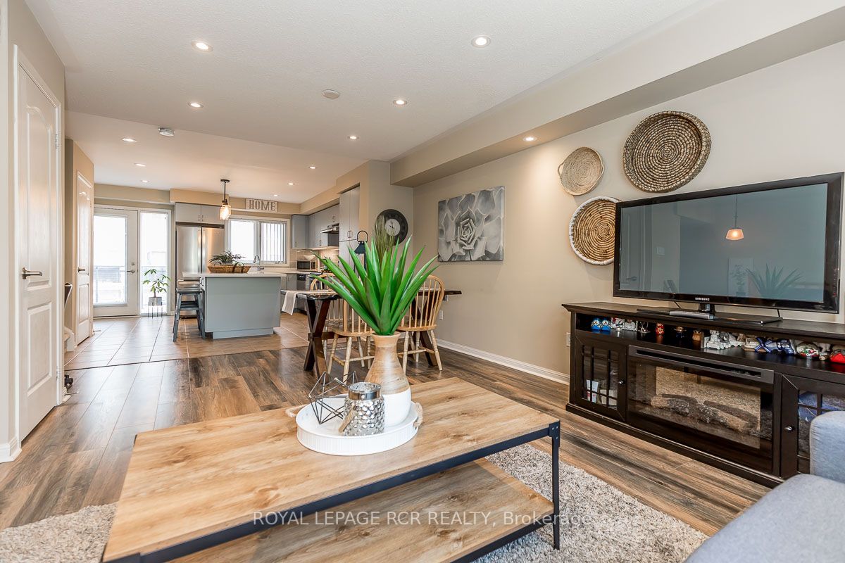 21 Walter Dove Crt, #21