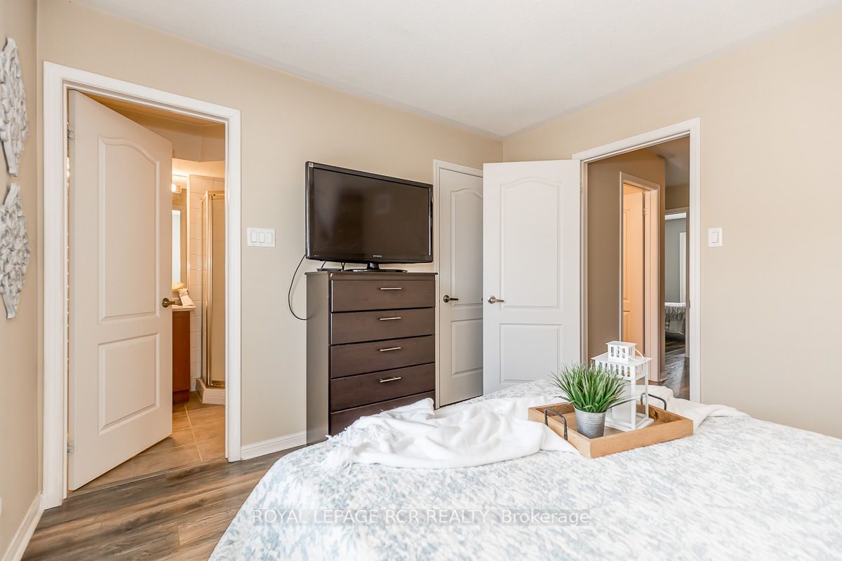 21 Walter Dove Crt, #21