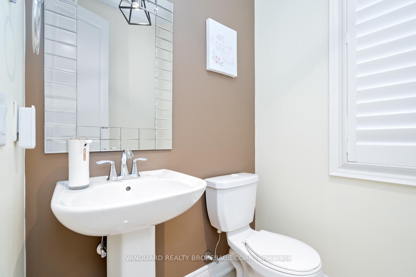 38 Dunrobin Cres