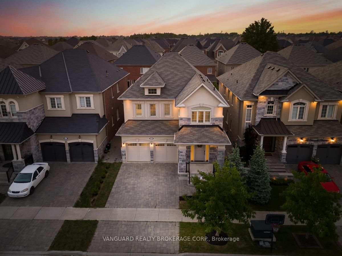 38 Dunrobin Cres