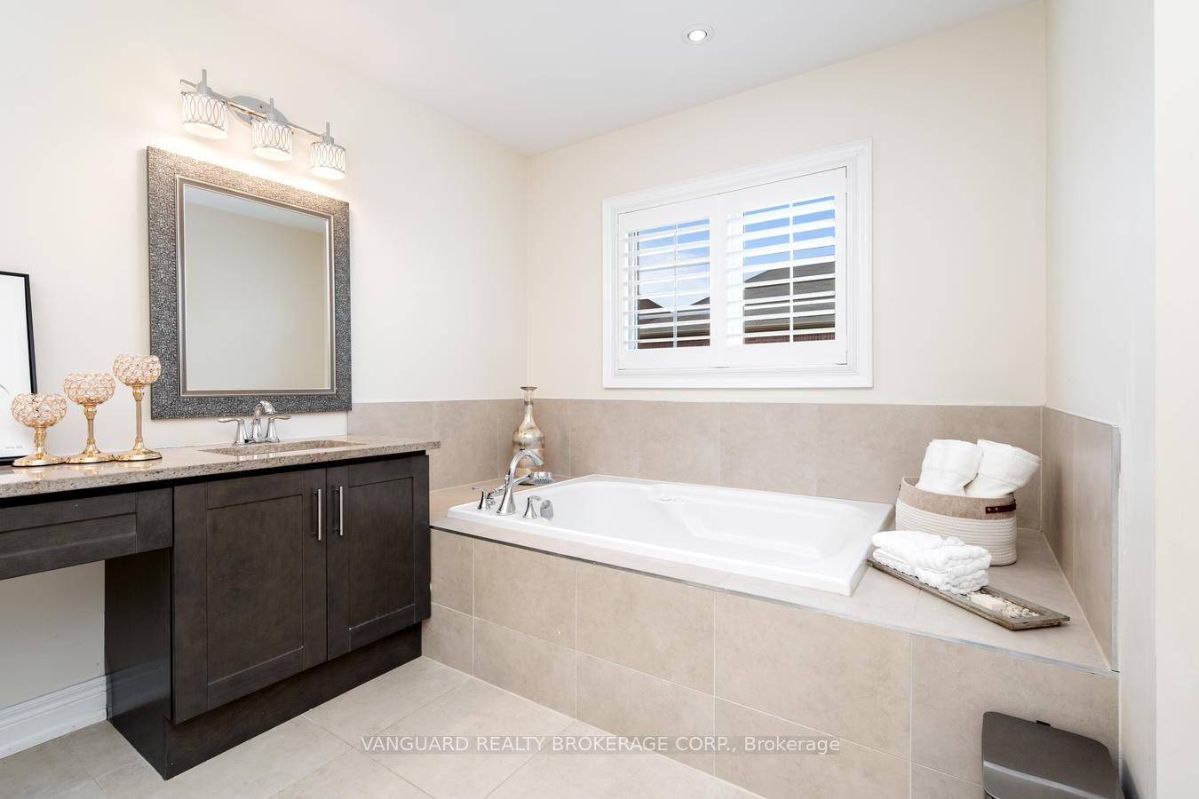38 Dunrobin Cres