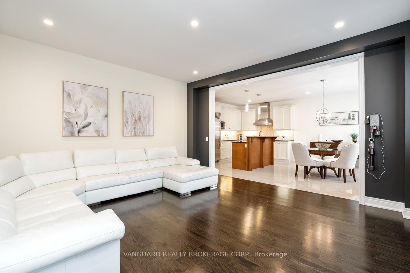 38 Dunrobin Cres